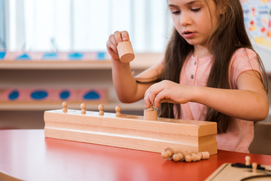 How does a unique pattern of Montessori education impact semantic memory?